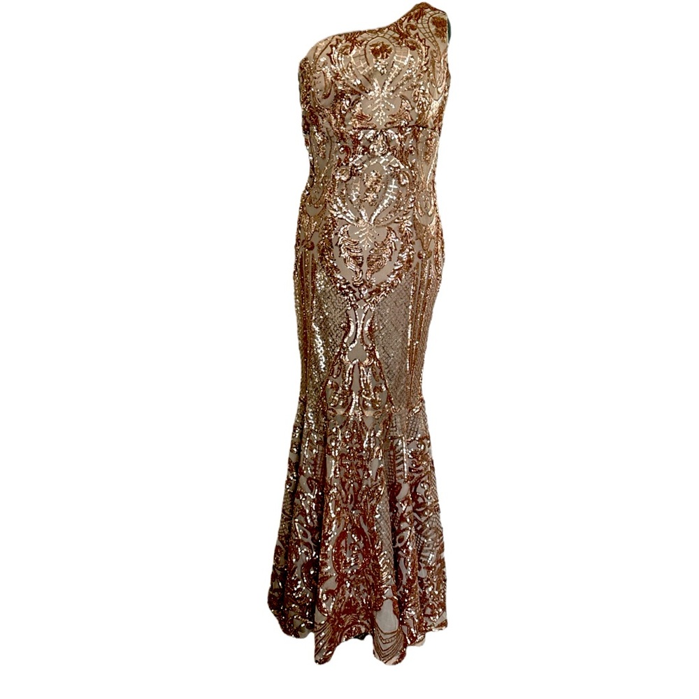 Ballgown trumpet fitting one shoulder